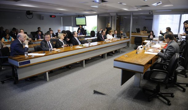 Comissão Especial para o Aprimoramento do Pacto Federativo analisará a proposta para a implantação de uma zona franca em São Lu na próxima quarta-feira (16); projeto que cria em São Luís uma área de livre comércio, de importação e exportação e de incentivos fiscais especiais foi aprovado no último dia 2 pela Comissão de Desenvolvimento Regional e Turismo (CDR)