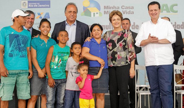 A presidente Dilma Rousseff reafirmou que o governo não cortará gastos de programas sociais, destacando o Bolsa Família e o Minha Casa Minha Vida; a chefe do executivo federal destacou que foram aplicadas uma série “de medidas que toda família toma quando está com dificuldades: cortamos ministérios, secretarias, cargos e reduzimos nossos salários”; “Mas queremos preservar programas como esses, que são importantes e mudam a vida das pessoas no Brasil", acrescentou ela, durante cerimônia de entrega de residências do programa habitacional Minha Casa Minha Vida, em Nova Friburgo, no Rio de Janeiro