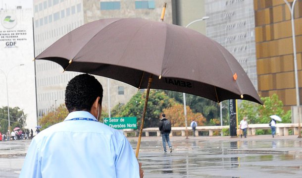 Fortes pancadas foram registradas em alguns bairros de Brasília e cidades como Sobradinho e Planaltina; na região do Grande Colorado, próxima a Sobradinho, a chuva forte durou cerca de 15 minutos; no Guará, moradores relataram que ela foi fraca e breve; o dia em Brasília amanheceu cinzento, por causa da névoa seca; o clima seco e abafado não impediu que as pessoas fossem à Esplanada dos Ministérios, onde ocorreu o desfile do Dia da Independência; no final da tarde, porém, a chuva apareceu depois de um longo período