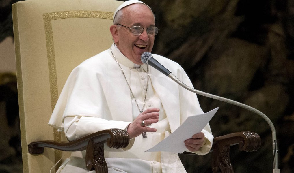 O Vaticano declarou nesta segunda (7) que o papa redigiu um documento conhecido como Motu Proprio – “de sua própria iniciativa”, em latim – que altera a maneira como os católicos obtêm anulações; os detalhes do documento, que deve aperfeiçoar e simplificar o procedimento, serão divulgados na terça (8) durante uma coletiva de imprensa no Vaticano; uma anulação, conhecida formalmente como “decreto de nulidade”, é o veredicto de que um casamento não é válido nos termos da lei da Igreja porque certos prerrequisitos, como livre arbítrio, maturidade psicológica e disposição de ter filhos, não foram cumpridos