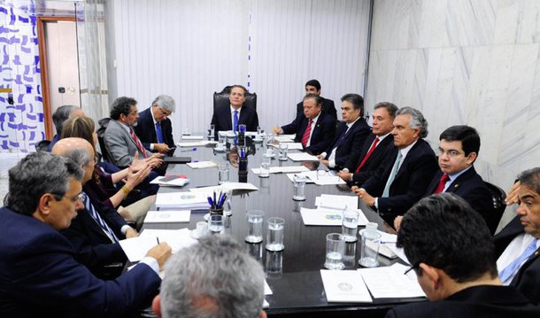 Os líderes partidários confirmaram a realização da sessão do Congresso Nacional a partir das 19h; o líder do governo, Delcídio do Amaral (PT), disse ser preciso resolver "de uma vez por todas" a questão dos vetos e manifestou confiança de que o governo conseguirá os votos necessários para mantê-los; o líder do DEM, Ronaldo Caiado (GO), informou que, por consenso, base do governo e oposição concordaram em fazer a sessão, na qual, segundo ele, todos os vetos serão apreciados; Renan Calheiros irá conversar com o presidente da Câmara, Eduardo Cunha, para consultar os líderes daquela Casa se concordavam com a decisão tomada pelos senadores