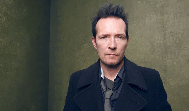 Cantor Scott Weiland morreu durante uma parada da turnê com sua nova banda, Wildabouts, no Estado norte-americano de Minnesota; nascido na Califórnia, que havia admitido uma longa história de abuso de substâncias, foi expulso do Stone Temple Pilots em 2013 por "comportamento destrutivo", segundo o advogado de seus companheiros no grupo; Weiland também se apresentou com a banda Velvet Revolve por vários anos