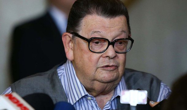  O ex-ministro Delfim Netto se mostrou contrário ao presidente da presidente Dilma Rousseff sem que hajam provas que justifiquem a abertura de processo e disse acreditar em sua absoluta honestidade de propósito", apesar de considerá-la uma "trapalhona"; críticas de Delfim tem como alvos o pacote fiscal anunciado esta semana pelo governo federal e o envio ao Congresso da proposta orçamentária para o próximo ano com um déficit de R$ 30,5 bilhões; "A maior barbeiragem política e econômica da história recente do Brasil", afirmou