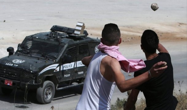 O primeiro-ministro de Israel, Benjamin Netanyahu, disse, por meio de um comunicado, que avalia a possibilidade de autorizar que as forças de segurança atirem contra jovens palestinos que as agredirem com pedras; “Já que o sistema de Justiça considera difícil lidar com menores que atiram pedras, serão estudadas mudanças nas ordens de se abrir fogo contra aqueles que atiram pedras ou coqueteis molotov”, disse; Netanyahu disse, ainda, que a política do seu governo é baseada na “tolerância zero com a agressão com pedras e tolerância zero com o terror"cia zero com o terror”