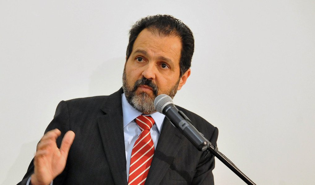 O ex-governador do Distrito Federal Agnelo Queiroz (PT) foi absolvido das acusações de nepotismo pelo juiz Fabrício Dornas Carata, da 8ª Vara da Fazenda Pública do Distrito Federal; o político era acusado de improbidade administrativa por ter nomeado a cargos de confiança o casal Vera Lúcia Araújo de Souza e Wandermilson de Jesus Garcez de Azevedo, que não têm nenhum parentesco com Agnello; a ação contra os três réus havia sido movida pelo Ministério Público do Distro Federal