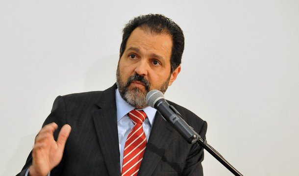 O ex-governador do Distrito Federal Agnelo Queiroz (PT) foi absolvido das acusações de nepotismo pelo juiz Fabrício Dornas Carata, da 8ª Vara da Fazenda Pública do Distrito Federal; o político era acusado de improbidade administrativa por ter nomeado a cargos de confiança o casal Vera Lúcia Araújo de Souza e Wandermilson de Jesus Garcez de Azevedo, que não têm nenhum parentesco com Agnello; a ação contra os três réus havia sido movida pelo Ministério Público do Distro Federal