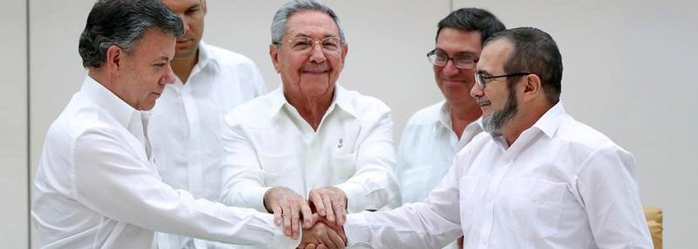Presidente colombiano (E) cumprimenta líder das Farc em Havana. 23/9/2015. REUTERS/Alexandre Meneghini