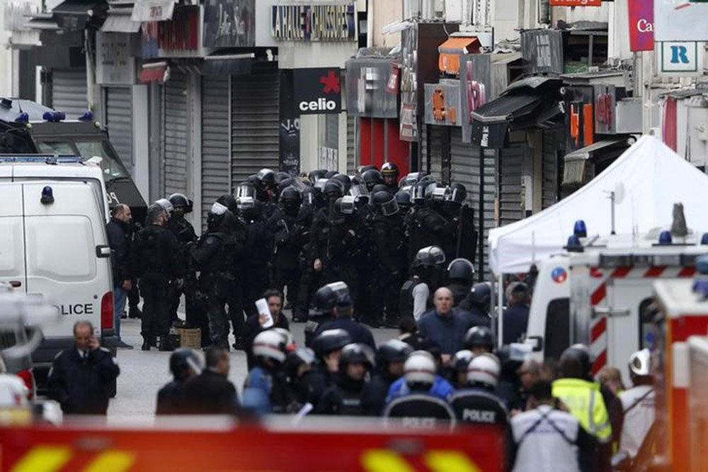 Forças de segurança francesas durante operação em Saint-Denis. 18/11/2015 REUTERS/Benoit Tessier