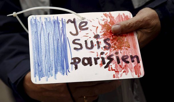 O detentor de um passaporte sírio encontrado perto do corpo de um dos atiradores que morreram nos ataques em Paris passou pela Grécia em outubro; "O detentor do passaporte passou pela ilha de Leros em 3 de outubro de 2015, onde foi identificado de acordo com as regras da União Europeia", disse o vice-ministro grego responsável pela polícia, Nikos Toskas, em nota; uma fonte da polícia grega disse que o proprietário do passaporte era um homem jovem que chegou a Leros com um grupo de 69 refugiados e que suas impressões digitais foram coletadas pelas autoridades na ilha