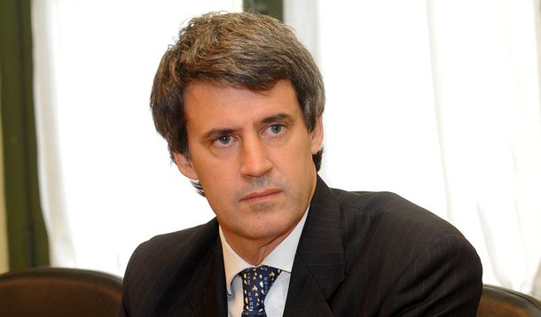 Ministro de Fazenda e Finanças argentino, Alfonso Prat-Gay, indica que não cumprirá a promessa de Mauricio Macri, novo presidente da Argentina, de desvalorizar o peso no 1º dia de mandato: “Não haverá feriado cambial (hoje). Vamos normalizar tudo o que está fora de ordem e não é pouco”, afirmou; ex-jogador de rúgbi e futebol, em entrevista ao ‘Estado de S. Paulo’, ele reforça a intenção da Argentina de se aproximar mais do Brasil: “Nosso destino é o Brasil. E a partir do Brasil vamos nos comunicar com o mundo”