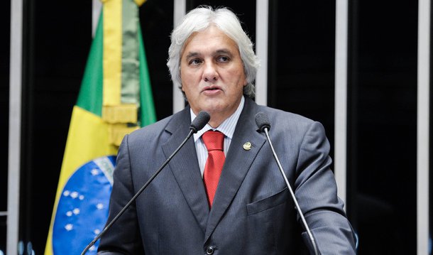 O líder do governo do Senado, Delcídio Amaral (PT-MS) afirmou que se um dos vetos da presidente Dilma Rousseff aos projetos que provocam um impacto de R$ 127,8 bilhões nos próximos quatro anos cair "demonstrará uma instabilidade política imensa"; "O governo está analisando o cenário caso a caso. Temos que ter muita cautela porque um mal desempenho pode trazer consequências muito ruins para a economia e para a política também. Se tiver algum tipo de risco, a cautela e a prudência não fazem mal para ninguém", afirmou; a presidente Dilma Rousseff já teria pedido aos presidentes da Câmara, Eduardo Cunha (PMDB-RJ), e do Senado, Renan Calheiros (PMDB-AL), que impeçam a realização da sessão conjunta do Congresso marcada para esta terça (22)