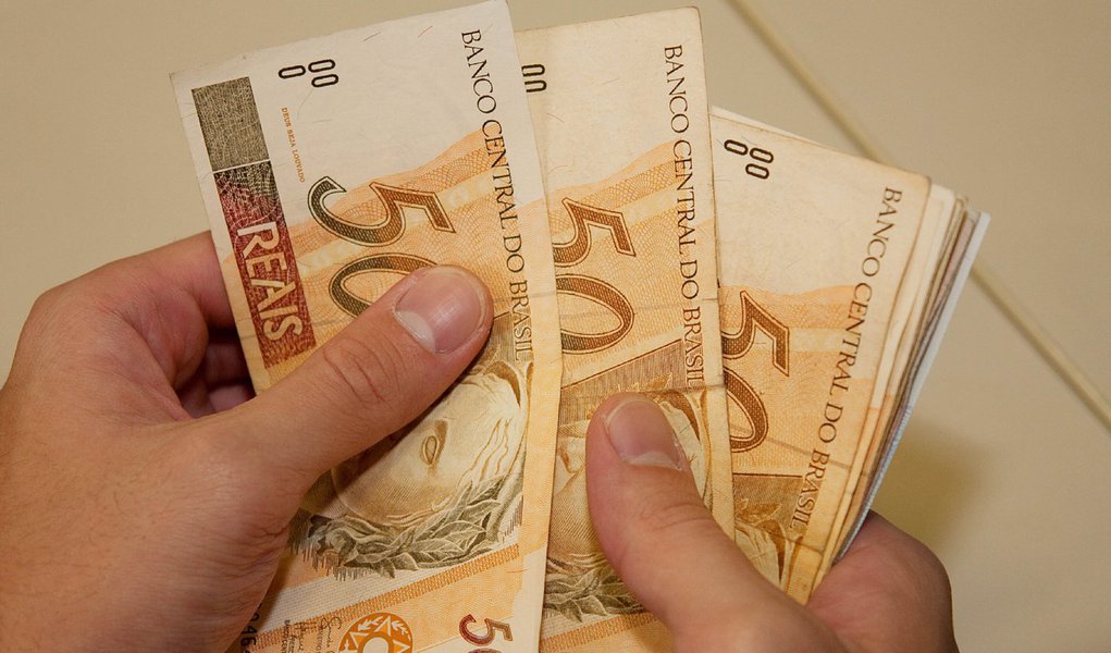 O governo federal propôs, por meio do projeto de orçamento do ano que vem, enviado nesta segunda (31) ao Congresso Nacional, que o salário mínimo seja elevado dos atuais R$ 788 para R$ R$ 865,50 a partir de janeiro de 2016, com pagamento em fevereiro do próximo ano; o salário mínimo serve de referência para mais 46 milhões de pessoas no Brasil; o governo informou que projeta um salário mínimo de R$ 1020,80 para o ano de 2019