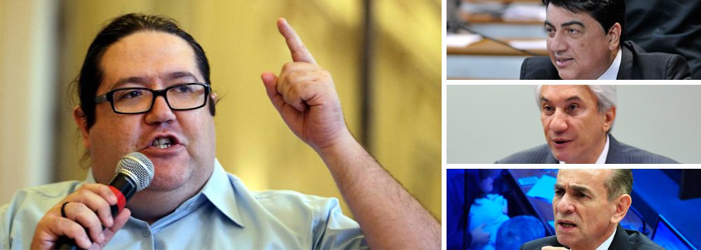 "E aí? O que você acha? Alguma chance de melhorias reais no SUS?", questiona o ex-candidato a governador do Rio de Janeiro Tarcísio Motta (PSOL) ao criticar o perfil dos três indicados pelo PMDB para assumir o ministério da Saúde, pasta com orçamento anual de R$ 109 bilhões. Manoel Junior (PB) e Saraiva Felipe (MG) são criticados por terem recebido doações de mais de R$ 1 milhão de reais de planos de saúde para suas campanhas. Já Marcelo Castro (PI), tem no currículo ter sido deputado da Arena e secretário do ex-governador cassado do Piauí Mão Santa (PSC), hoje réu no STF por peculato 