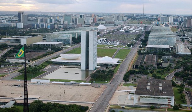 Segundo o decreto 8.535 assinado pela presidente Dilma Rousseff e publicado no Diário Oficial da União, fica "vedado aos órgãos e entidades do Poder Executivo firmar contrato de prestação de serviços com instituições financeiras, no interesse da execução de políticas públicas, que contenha cláusula permitindo a ocorrência de insuficiência de recursos por período superior a cinco dias úteis"; medida parece ser uma resposta ao problema das chamadas "pedaladas fiscais"