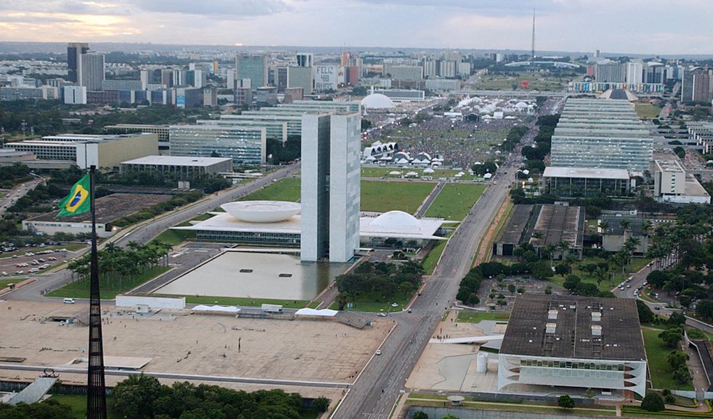 Segundo o decreto 8.535 assinado pela presidente Dilma Rousseff e publicado no Diário Oficial da União, fica "vedado aos órgãos e entidades do Poder Executivo firmar contrato de prestação de serviços com instituições financeiras, no interesse da execução de políticas públicas, que contenha cláusula permitindo a ocorrência de insuficiência de recursos por período superior a cinco dias úteis"; medida parece ser uma resposta ao problema das chamadas "pedaladas fiscais"