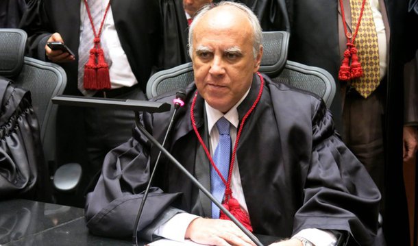 Presidente do TJ-RJ, desembargador Luiz Fernando Ribeiro de Carvalho considerou inadmissível a tentativa de agressão sofrida pela juíza Daniela Barbosa Assumpção de Souza, da Vara de Execuções Penais, durante uma inspeção no Batalhão Especial Prisional (BEP), na zona norte do Rio, onde ficam detidos PMs que aguardam decisão da justiça em processos criminais; "Ela teve, nesse entrevero, a sua blusa rasgada. Não foi atingida fisicamente, mas houve uma tentativa de agressão claramente dirigida à juíza e isso é inadmissível" disse; Carvalho disse ter certeza de que as autoridades do governo estadual vão saber agir para punir os agressores e apurar a situação