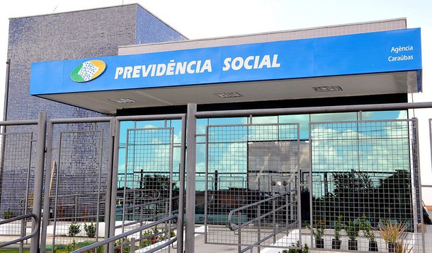 Grupo de economistas do Rio de janeiro avalia que a recriação da CPMF resultará em mais custos do que benefícios e não evitará o rombo da Previdência Social; temor é que a CPMF acabe por afetar a atividade econômica e o crescimento do Produto Interno Bruto (PIB); coordenadora técnica do Boletim Macroeconômico do Instituto Brasileiro de Economia (Ibre) da Fundação Getulio Vargas (FGV), Silvia Matos, disse que a proposta da recriação da CPMF não resolve o déficit da Previdência Social; "A regra ainda não foi atacada pelas medidas divulgadas pelo governo. É muito pouco diante do déficit que a gente precisa tapar", afirmou
 