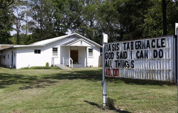 Atirador identificado como Júnior James Minter (26) abriu fogo dentro de uma igreja na cidade de Selma, no estado norte-americano do Alabama, e acertou a própria noiva, um bebê e um pastor; suspeito foi detido logo após o incidente ocorrido durante uma cerimônia na igreja Tabernáculo Oásis; ataque teria sido motivado por problemas de relacionamento entre Minter e sua noiva; vítimas foram socorridas e o estado de saúde delas é considerado estável