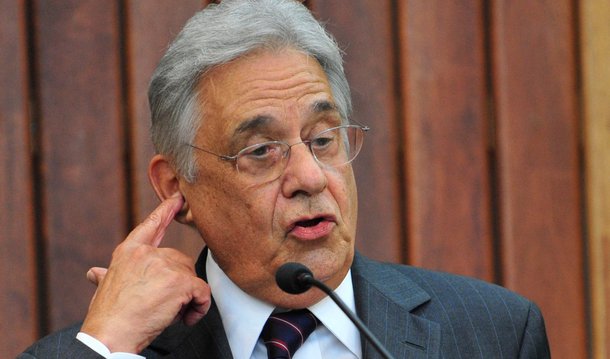 Jornalista Helena Sthephanowitz, da RBA, diz que o jornal Folha de S. Paulo "descobriu" o petrolão tucano 11 dias depois de ela noticiar o fato, mas ainda assim o publicou de forma enviesada: "Usinas da gestão Delcídio deram mais prejuízo que compra de Pasadena" informou a Folha; "Primeira coisa: por que o jornal insiste em não informar corretamente o leitor? É muito mais apropriado dizer "Usinas da gestão FHC" em vez de "gestão Delcídio". São as chamadas "tucanices da Folha", diz a jornalista, que frisa "o escândalo das termelétricas não é apenas ter dado prejuízo, mas sim os termos do contrato "de mãe para filho" que a Petrobras assinou com os sócios Enron, El Paso e MPX que levaram a este prejuízo anunciado"