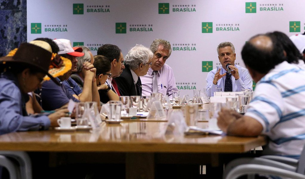 Manifestantes debateram com o governador Rodrigo Rollemberg, no Palácio do Buriti, pontos de interesse do grupo, com destaque para um plano de assentamento destinado às famílias do Distrito Federal; em resposta, Rollemberg propôs visitar assentados e destacou o apoio e a atuação do governo no combate à grilagem de terra; "O fórum será um espaço para debater as políticas, determinar um cronograma, assumir compromissos e estabelecer metas", adiantou o governador
