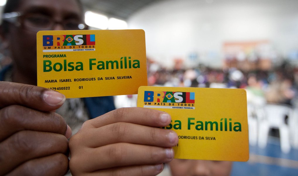 O Bolsa Família não será atingido pelos cortes de gastos anunciados nesta segunda (14) como parte das medidas para equilibrar as contas do governo no próximo ano; o orçamento do programa para 2016 será de R$ 28,8 bilhões; este ano, a previsão de gastos com o Bolsa Família é de R$ 27,7 bilhões; o programa atende hoje 13,9 milhões de famílias