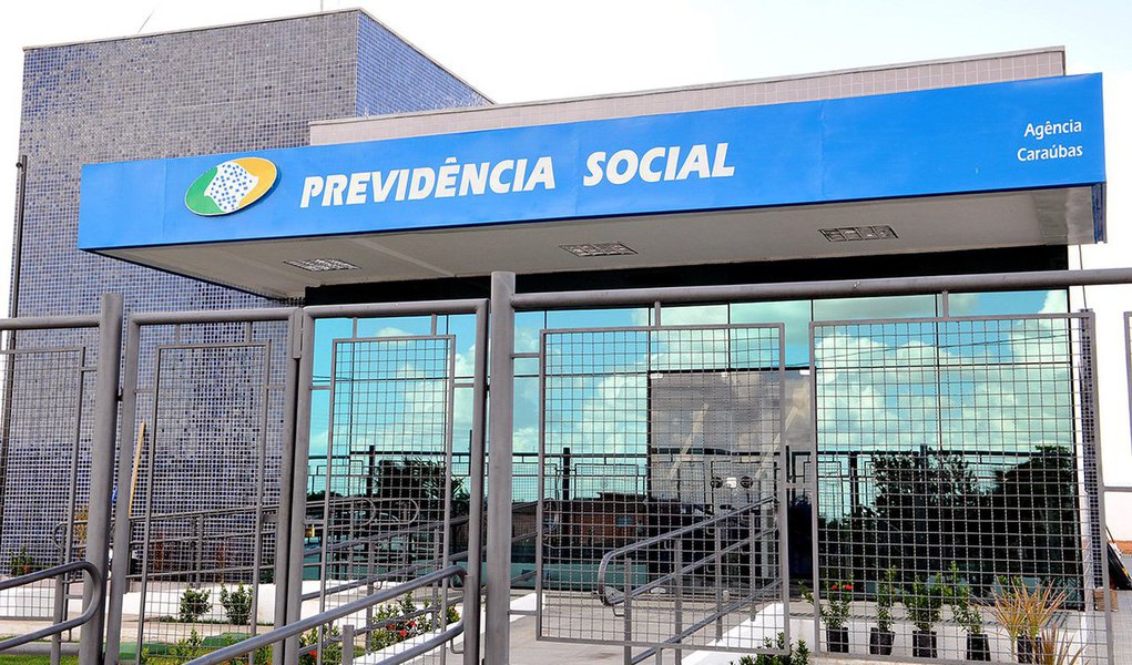 Grupo de economistas do Rio de janeiro avalia que a recriação da CPMF resultará em mais custos do que benefícios e não evitará o rombo da Previdência Social; temor é que a CPMF acabe por afetar a atividade econômica e o crescimento do Produto Interno Bruto (PIB); coordenadora técnica do Boletim Macroeconômico do Instituto Brasileiro de Economia (Ibre) da Fundação Getulio Vargas (FGV), Silvia Matos, disse que a proposta da recriação da CPMF não resolve o déficit da Previdência Social; "A regra ainda não foi atacada pelas medidas divulgadas pelo governo. É muito pouco diante do déficit que a gente precisa tapar", afirmou
 