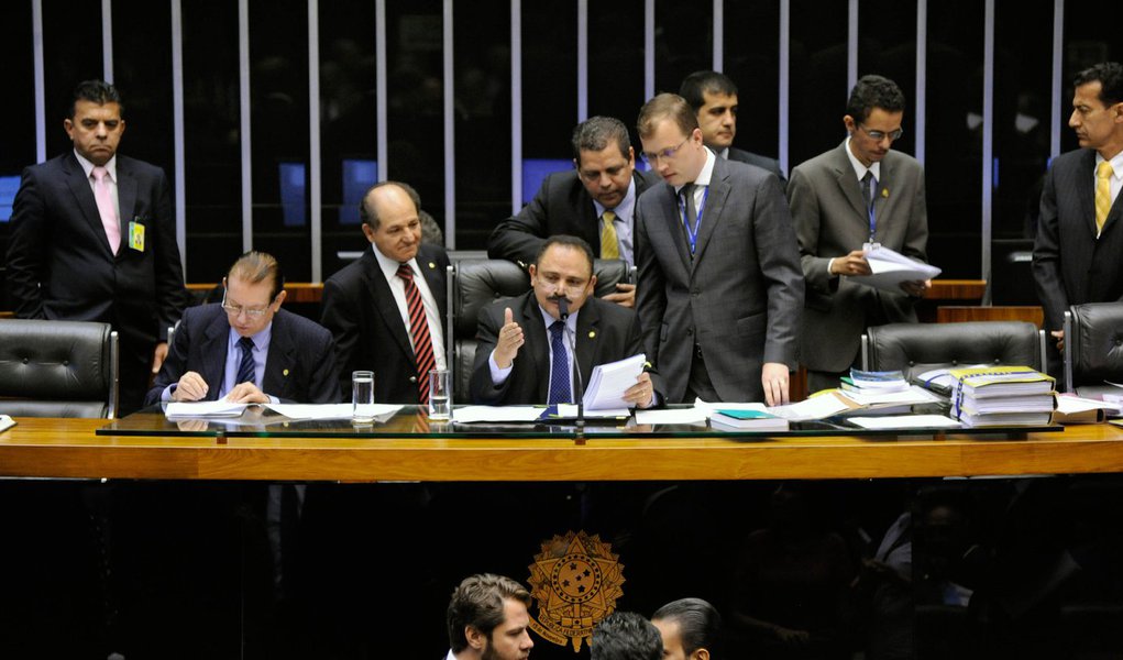 Com o encerramento da sessão conjunta da Câmara e do Senado, por falta de quórum, mais uma vez deixaram de ser analisados vetos da presidente Dilma Rousseff a projetos polêmicos, como o que fornece uma alternativa ao fator previdenciário – mecanismo usado para calcular a aposentadoria – e o que prevê o reajuste das remunerações do Poder Judiciário em até 78,56%