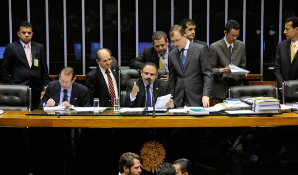 Com o encerramento da sessão conjunta da Câmara e do Senado, por falta de quórum, mais uma vez deixaram de ser analisados vetos da presidente Dilma Rousseff a projetos polêmicos, como o que fornece uma alternativa ao fator previdenciário – mecanismo usado para calcular a aposentadoria – e o que prevê o reajuste das remunerações do Poder Judiciário em até 78,56%
