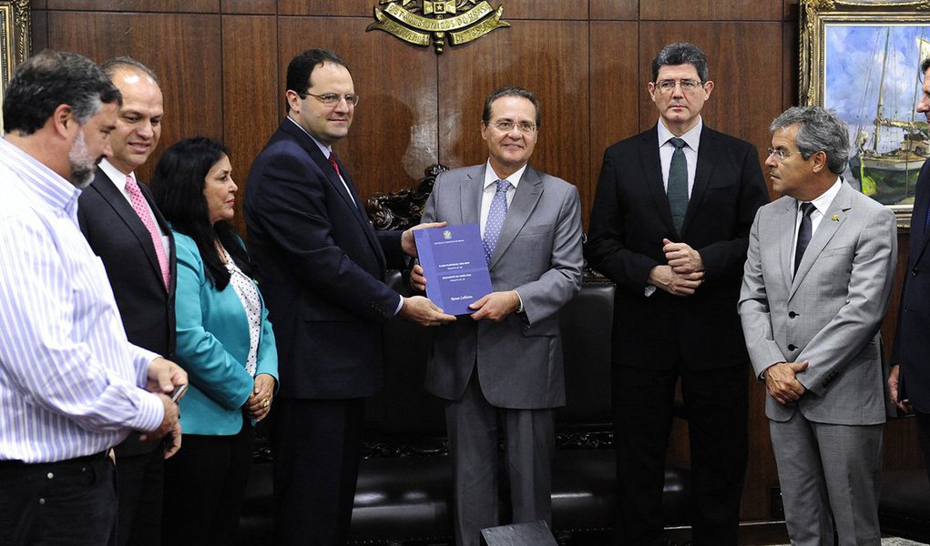 "O Orçamento significa, do ponto de vista da gestão, da própria proposta orçamentária, uma mudança de atitude, um avanço. Eu acho que ele, fundamentalmente, tem que mobilizar a todos para que nós encontremos saídas. E essas saídas estão propostas no que chamamos de Agenda Brasil, cuja comissão está instalada aqui, no Congresso Nacional, amanhã", afirmou o presidente do Congresso, que recebeu a proposta dos ministros Joaquim Levy e Nelson Barbosa nesta segunda-feira