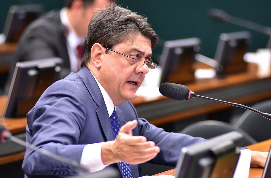 Ex-presidente da OAB-RJ, deputado federal pelo PT-RJ destaca que, "ao contrário do que dizem, o impeachment não é um processo estritamente político. É também e, sobretudo, um julgamento jurídico"; "Alguns sustentam que, como o impeachment está previsto na Constituição, não é o caso de golpe. Ledo engano. Se inexistir a prática de uma das hipóteses de crime de responsabilidade previstas na Constituição, é golpe sim", afirma