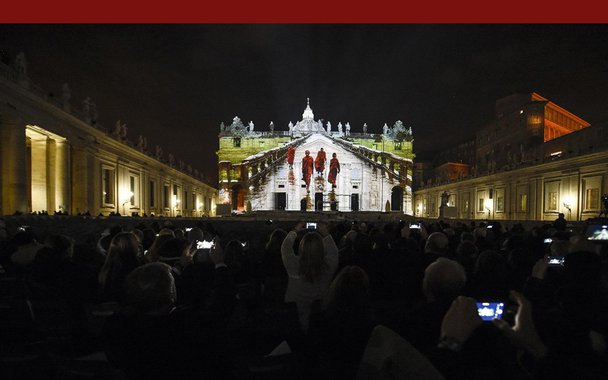 Na noite de 8 de dezembro, em Roma, um mega show multimídia, cheio de som, música, luzes, fotos e vídeos, foi projetado na fachada e na cúpula da Basílica Vaticana de São Pedro. O espetáculo teve de ser repetido duas vezes, tamanha foi a comoção e entusiasmo que despertou. Veja aqui galeria de fotos e o vídeo completo do Fiat Lux