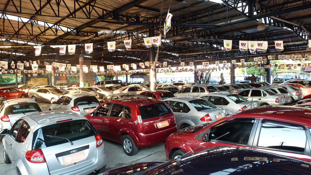 Vendas de automóveis e comerciais leves novos no Brasil em agosto caíram 8,9% sobre julho e recuaram 22,9% sobre o mesmo período do ano passado, para 199.853 unidades, informou a associação de distribuidores de veículos, Fenabrave, nesta quarta-feira; no acumulado do ano, a queda foi de 20,38 por cento sobre os primeiros oito meses de 2014, para 1,689 milhão de unidades