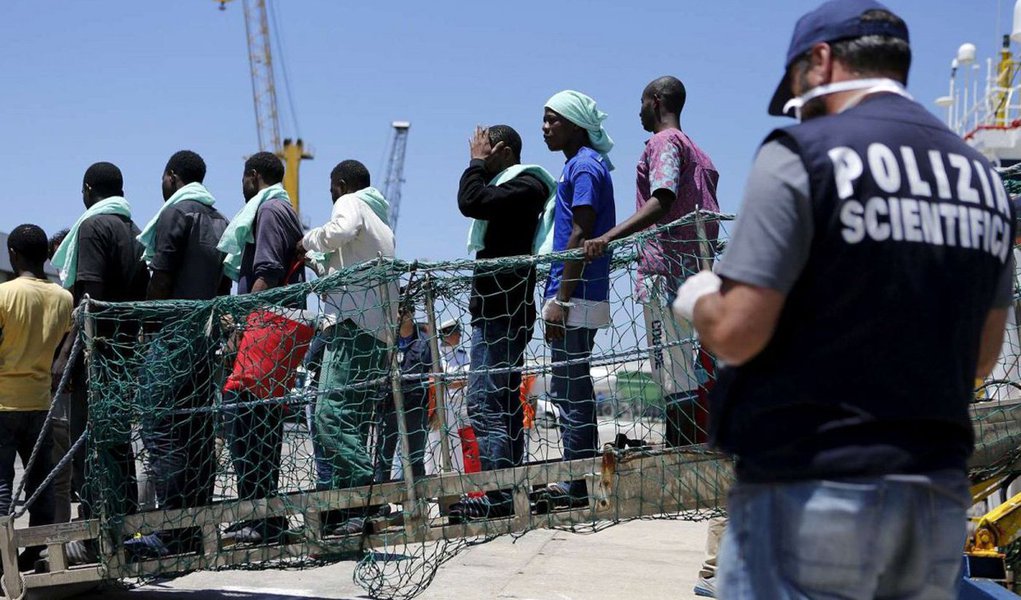 Mais de 2.600 morreram no mar quando tentavam chegar à Europa, anunciou hoje a Organização Internacional para as Migrações (OIM); segundo os últimos dados da instituição, 234.778 chegaram à Grécia e 114.276 a Itália, enquanto mais de 2 mil alcançaram a Espanha e cerca de uma centena chegou a Malta