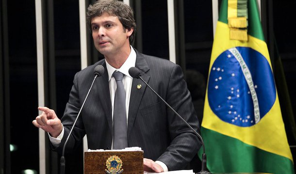 Senador petista Lindbergh Farias (RJ) criticou o corte de investimentos e até R$ 3,8 bilhões em despesas com a saúde; ele afirmou ainda que a decisão do governo de adiar em seis meses o reajuste do funcionalismo público é uma "declaração de guerra" aos servidores; e que as reações do PT e de movimentos sociais contra as novas medidas serão "muito maior" do que na primeira etapa do ajuste fiscal: "Vai criar um problema na nossa base social, naqueles que estão lutando contra o golpe que está em curso", disse