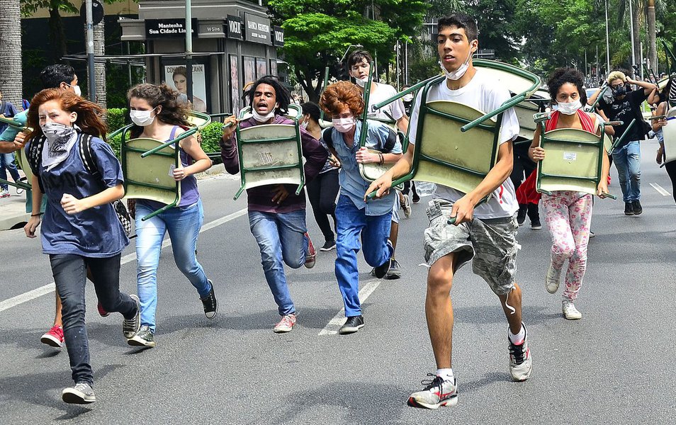 Não se assistia tamanha escalada contra o movimento estudantil desde o final da ditadura. Os tucanos odeiam o povo em movimento. Estão atarantados com a energia e a criatividade dos jovens que se entrincheiram em suas escolas para defender uma educação pública de qualidade