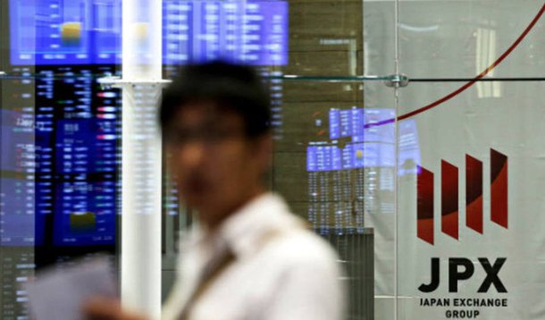 Principal índice, o Nikkei, subiu 7,71%, alcançando os 18.770,51 pontos - essa foi a maior subida num só dia desde o final de 2008, quando a crise financeira atingiu fortemente os mercados altamente voláteis; a recuperação desta quarta-feira ocorreu depois de ter caído 2,43% ontem (8), anulando todos os ganhos desde o início do ano e com a fragilidade do mercado chinês agravando as preocupações com a segunda economia mundial