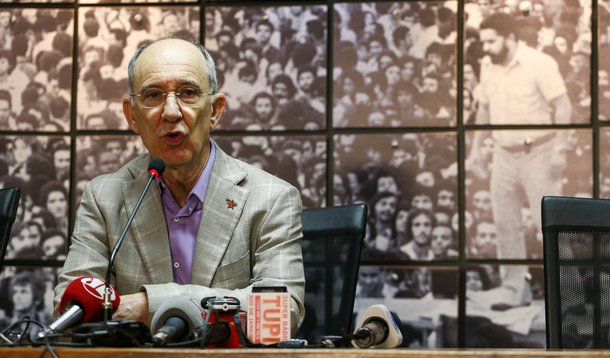 Presidente do PT, Rui Falcão, alerta para nova ofensiva conservadora, que usa rebaixamento do Brasil pela Standard &amp; Poors como novo pretexto para depor Dilma: “À falta de fundamento legal para o impeachment, e certos de que renúncia não consta do dicionário da presidenta, partem para a chantagem descarada”, afirma o dirigente; “Ou Dilma faz o que a oposição político-midiática deseja, ou o esquema de poder, que a direita organiza, fará mais ainda do que já vem fazendo para depor a presidenta”