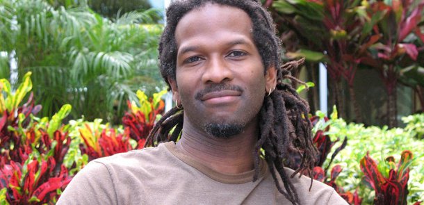 Professor de psicologia e psiquiatria da Universidade Columbia (EUA), Carl Hart, desmente suposto caso de discriminação de que teria sido alvo em hotel em São Paulo, que foi repercutido nas redes sociais, e alerta: "O que realmente me preocupa é que a odiosa discriminação racial que ocorre diariamente na sociedade brasileira não gera uma fração da atenção, de solidariedade e de sentimento de culpa manifestados em resposta a esse fato fictício"; "A discriminação cometida contra pessoas sem voz parece não ser material próprio para se tornar viral, mas está claro que é uma condição crônica e esmagadora", acrescenta