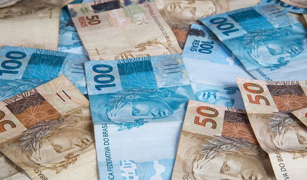 Os brasileiros retiraram R$ 7,502 bilhões da caderneta de poupança em agosto, no pior resultado para o mês de agosto desde o início da série histórica, em 1995; no acumulado anual, a poupança geral acumula perda líquida de R$ 48,497 bilhões, também recorde para o período