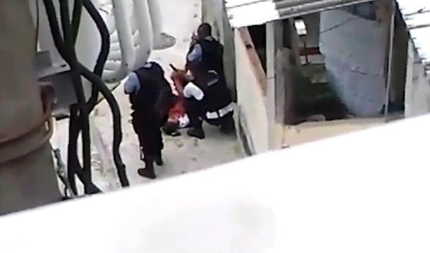 Advogado Felipe Simão representa três PMs dos cinco acusados de forjarem um auto de resistência no centro do Rio; os policiais estão sendo investigados por supostamente colocar uma arma na mão de um jovem de 17 anos, já morto, e efetuarem disparos, para parecer que a vítima foi morta após atirar nos policiais; segundo o advogado, o primeiro objeto entregue pelo policial ao outro é um rádio transmissor, que teria caído das mãos do adolescente, e não uma arma; em relação aos disparos feitos com a suposta arma da vítima, Simão disse que o PM efetuou disparos porque tinha medo de levar a arma carregada para a delegacia, mas chamou de "equivocada" a forma como o tiro foi efetuado