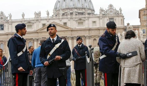 Senado francês aprovou, quase por unanimidade, o projeto de lei que prorroga o estado de emergência no país por um período de três meses;  prorrogação começa a vigorar a partir do dia 26 de novembro; estado de emergência foi decretado após os ataques da última sexta-feira (13)em Paris, que deixaram 130 mortos; projeto foi aprovado por 336 votos favoráveis, sendo computadas 12 abstenções