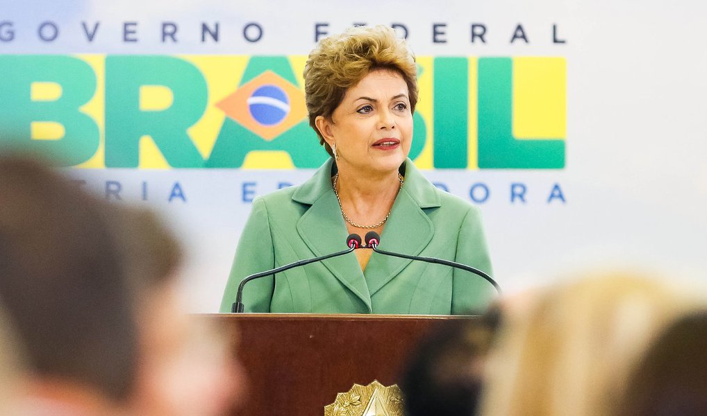 A exemplo do que ocorreu no 1º de Maio, Dia do Trabalho, a presidente Dilma Rousseff fará pronunciamento à nação pela internet nesta segunda (7), Dia da Independência; o pronunciamento ficará disponível nos sites oficiais e redes sociais da Presidência de República; no Dia do Trabalho, a decisão de Dilma de não fazer o pronunciamento em rede nacional foi tomada em reunião de coordenação política, mas o ministro da Secretaria de Comunicação Social, Edinho Silva, negou que a decisão tivesse relação com os panelaços