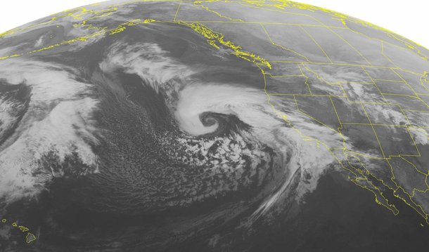 Fenômeno climático El Niño, como é conhecido o superaquecimento das águas do Oceano Pacífico, deve se intensificar até o final do ano e se tornar um dos três piores já registrados na história; fenômeno é foco de preocupação uma vez que está diretamente associado ao calor, a seca e a falta de chuvas em diversas partes do globo e, segundo a Organização Meteorológica Mundial (OMM), o El Niño atual já é o mais forte registrado nos últimos 15 anos; "Agora achamos que ele realmente vai ser um dos três mais fortes já registrados, senão um dos dois mais fortes, mas ainda não sabemos", disse o secretário-geral da OMM, que é um braço da ONU (Organização das Nações Unidas), Michel Jarraud