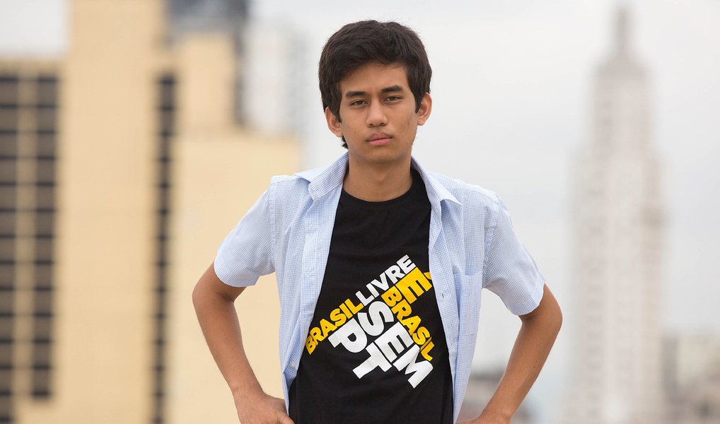 Jornalista Fernando Brito, editor do Tijolaço, criticou a entrevista do líder do movimento golpista Brasil Livre (MBL), Kim Kataguiri, neste domingo, 27, na Folha; Kim produziu um "milagre", segundo Brito: 'Conseguiu a proeza dificílima de ser criticado e ridicularizado por uns 80% dos comentaristas' da reportagem, normalmente adeptos de críticas ao governo e ao PT; "de original, mesmo, só a defesa de Eduardo Cunha. Para ele, "não tem uma prova que diga que Eduardo Cunha é corrupto. Ele não foi julgado e condenado", diz Brito; "Kimzinho, como tudo o que é vazio, quando mais fala menos se acredita no que ele diz"; leia íntegra