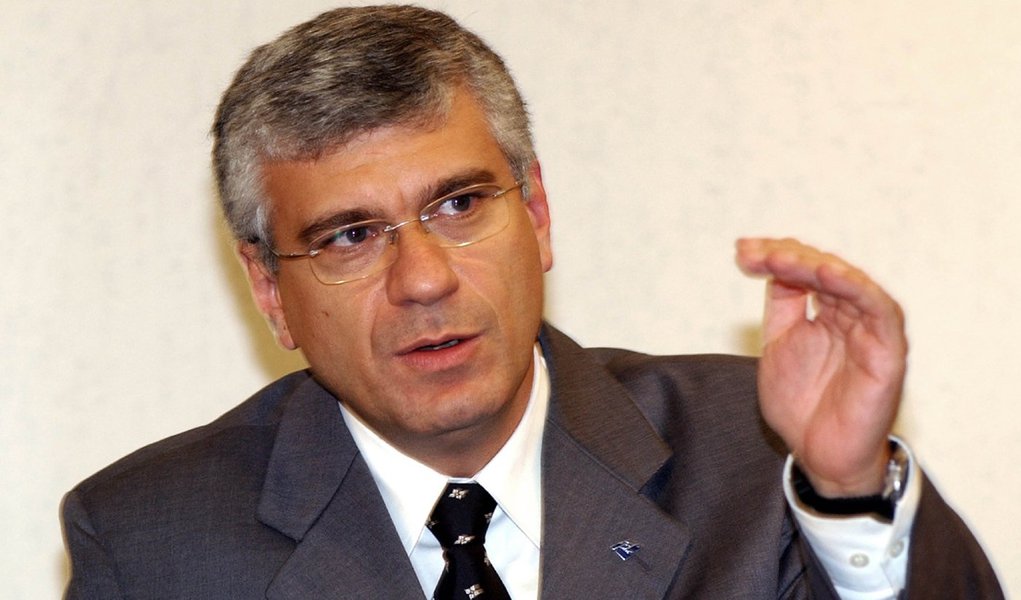 A Receita Federal, comandada por Jorge Rachid, começou a cobrar 20,6 bilhões de reais em tributos vencidos e não pagos por 432 contribuintes, devidos em sua maioria por empresas de grande porte, em operação de caráter especial destinada a reforçar o caixa em meio à grande necessidade de recursos por parte do governo para fechar as contas de 2015 e de 2016