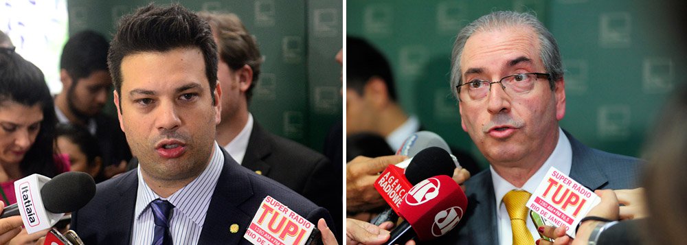 A Mesa Diretora da Câmara rejeitou nesta manhã a lista com as 36 assinaturas recolhidas por Leonardo Picciani (PMDB-RJ) para retornar à liderança do PMDB na Casa; para a negativa, o órgão argumentou que o deputado Vitor Valim (CE) também foi signatário da lista anterior, que pedia a substituição de Picciani por Leonardo Quintão (PMDB-RJ); o racha na bancada do PMDB se deu depois que Picciani, aliado do governo Dilma, fez as indicações para a comissão do impeachment sem levar em conta os pedidos dos parlamentares que defendiam o golpe; Picciani prometeu recorrer e buscar novos apoios; gesto é mais uma prova de que o presidente da Câmara, Eduardo Cunha (PMDB-RJ), usa o cargo em favor dos seus interesses