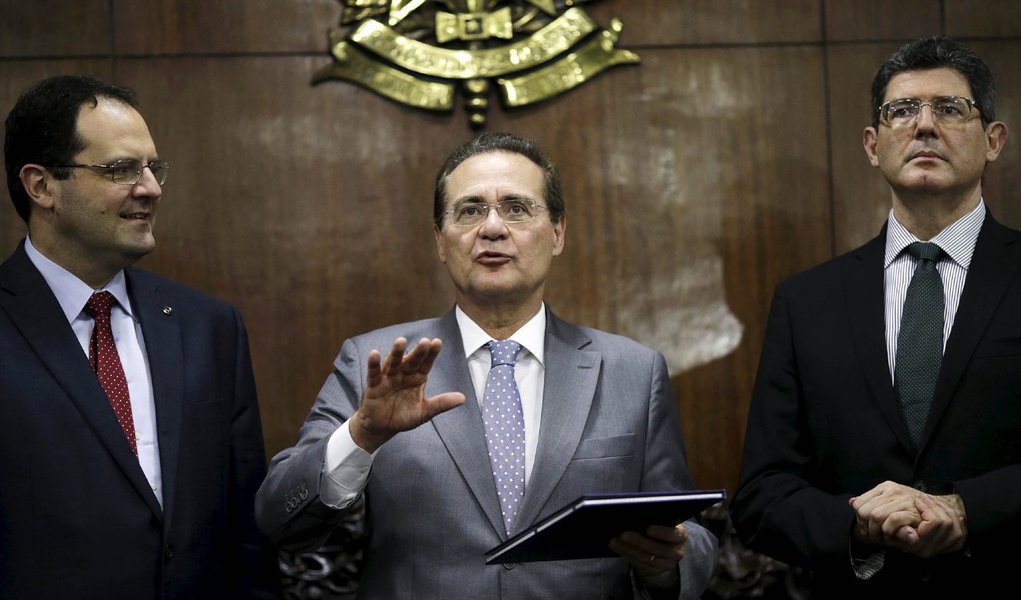 Proposta do Orçamento de 2016 foi entregue nesta segunda-feira pelos ministros da Fazenda, Joaquim Levy, e do Planejamento, Nelson Barbosa, ao presidente do Congresso, senador Renan Calheiros (PMDB-AL); projeto traz previsão de déficit de R$ 30,5 bilhões, ou 0,5% do PIB, de acordo com o deputado Ricardo Barros (PP-PR), relator do Orçamento; é a primeira vez que a equipe do governo entrega uma proposta com previsão de déficit; valor foi calculado depois que o governo, diante de reações contrárias, recuou da intenção de voltar a cobrar a CPMF, tributo que renderia uma receita de R$ 85 bilhões ao ano