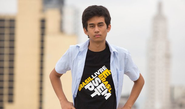 Jornalista Fernando Brito, editor do Tijolaço, criticou a entrevista do líder do movimento golpista Brasil Livre (MBL), Kim Kataguiri, neste domingo, 27, na Folha; Kim produziu um "milagre", segundo Brito: 'Conseguiu a proeza dificílima de ser criticado e ridicularizado por uns 80% dos comentaristas' da reportagem, normalmente adeptos de críticas ao governo e ao PT; "de original, mesmo, só a defesa de Eduardo Cunha. Para ele, "não tem uma prova que diga que Eduardo Cunha é corrupto. Ele não foi julgado e condenado", diz Brito; "Kimzinho, como tudo o que é vazio, quando mais fala menos se acredita no que ele diz"; leia íntegra