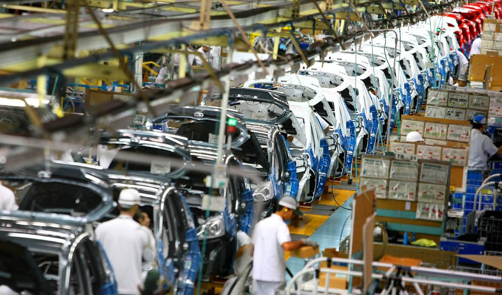 Com queda de 18% na produção de veículos em agosto, a indústria brasileira de veículos espera para os próximos dias um acordo de comércio com a Colômbia, terceiro maior mercado para o setor na América do Sul; segundo o presidente da Anfavea, Lioz Moan, o acordo envolve regime de quotas anuais crescentes, em moldes semelhantes ao acertado com o México