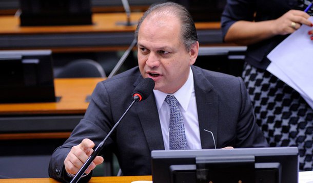 Para o relator-geral do Orçamento de 2016, deputado Ricardo Barros (PP-PR), o governo deveria ter apresentado receitas condicionadas como a nova CPMF, o que poderia ajudar a impedir novamente a revisão da meta fiscal do próximo ano, de 0,7% do PIB; "Se o Congresso não as aprovasse, o impacto seria mais lá na frente e não agora", disse